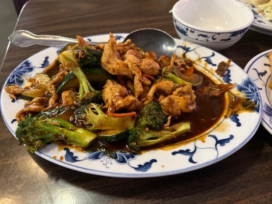 Thiếu nữ và văn hóa xem đá gà ở Việt Nam